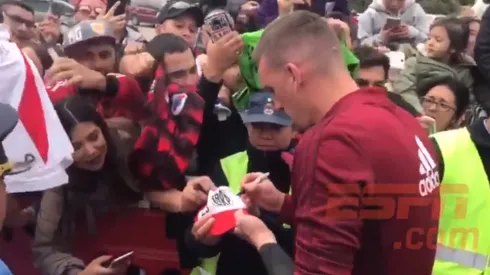 Una policía se ganó el cariño de los hinchas de River con el gesto más simple