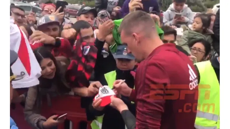 Una policía se ganó el cariño de los hinchas de River con el gesto más simple