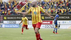 Tévez festejando un gol en Aucas.