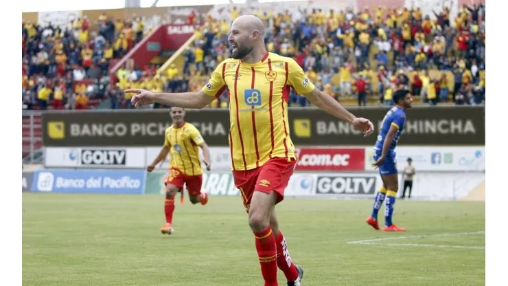 Tévez festejando un gol en Aucas.