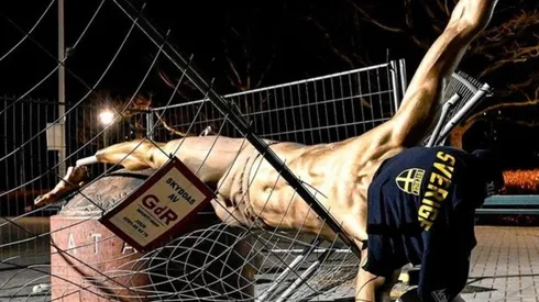 Sin más vueltas: tiraron abajo la estatua de Zlatan Ibrahimovich en Suecia
