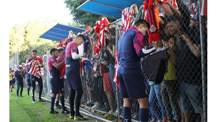 Chivas aplasta en la pretemporada e ilusiona a la afición