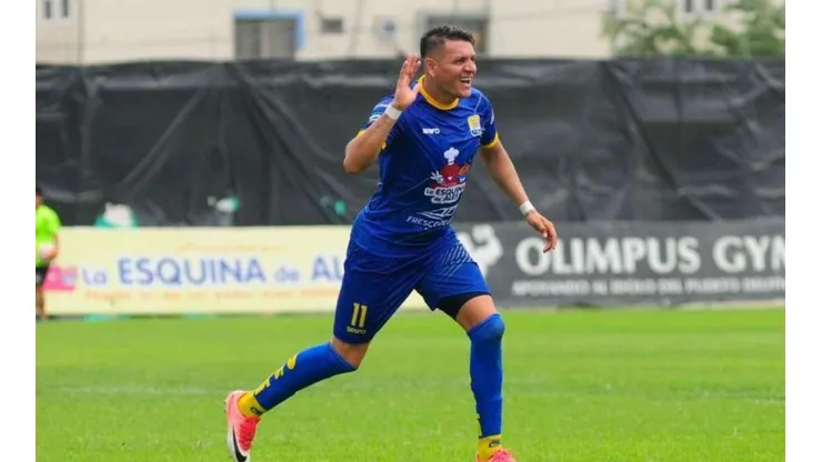 Carlos Garcés con la camiseta de Delfín.