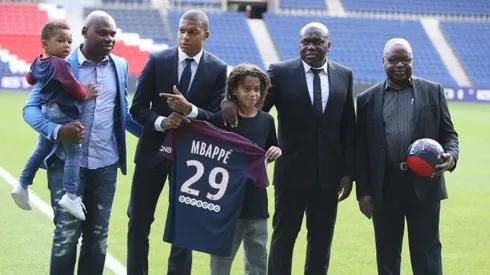 Kylian Mbappé con su hermano Ethan y el resto de su familia.