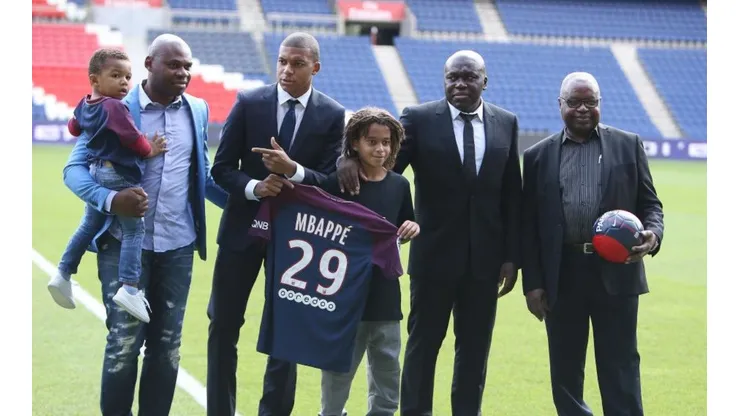 Kylian Mbappé con su hermano Ethan y el resto de su familia.