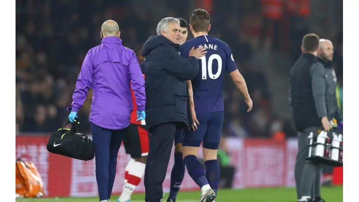 Así se retiró lesionado Harry Kane ante Southampton.