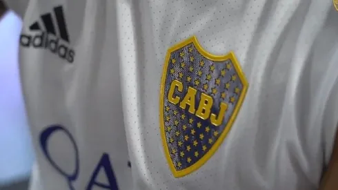 Foto de la camiseta blanca de Boca.