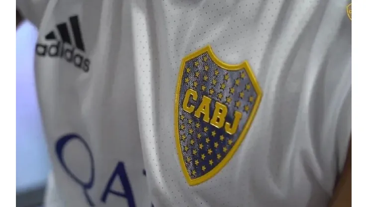 Foto de la camiseta blanca de Boca.