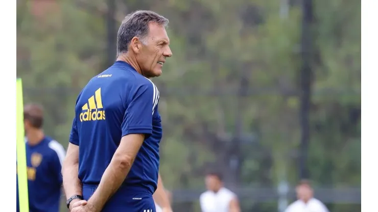 Jorman Campuzano al frente del entrenamiento de Boca.