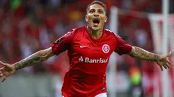 Paolo Guerrero festejando un gol en Internacional de Porto Alegre.