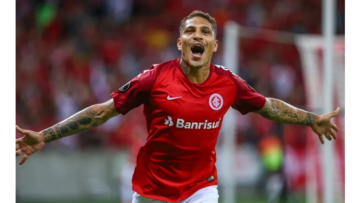 Paolo Guerrero festejando un gol en Internacional de Porto Alegre.