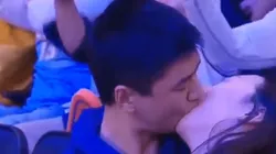 Vídeo: pareja se roba todas las miradas en la Kiss Cam