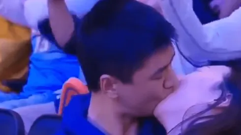 Vídeo: pareja se roba todas las miradas en la Kiss Cam