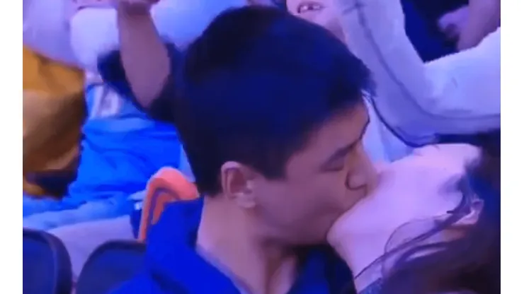 Vídeo: pareja se roba todas las miradas en la Kiss Cam