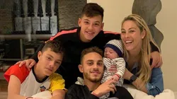 Foto de Nahuel Gallardo junto a toda su familia.