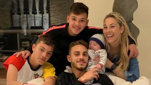 Foto de Nahuel Gallardo junto a toda su familia.