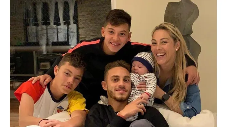 Foto de Nahuel Gallardo junto a toda su familia.