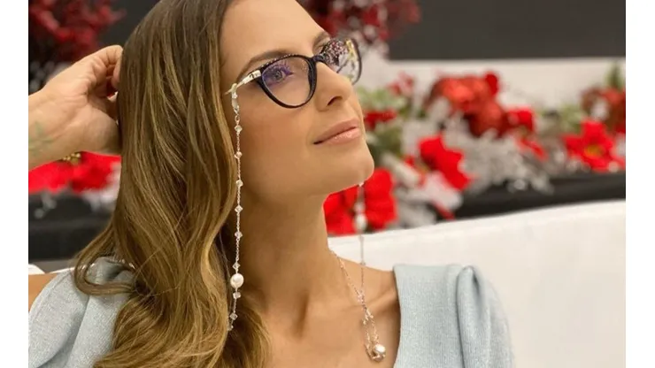 Escote de Laura Acuña dejó paralizados hasta a sus compañeros de set