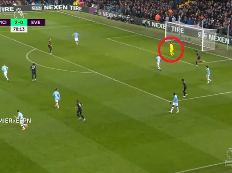 Video: Bravo quiso salir por abajo pero le terminó regalando el gol a Everton