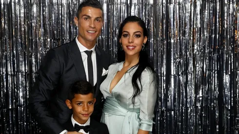 Cristiano Ronaldo junto a su hijo y Georgina Rodríguez.