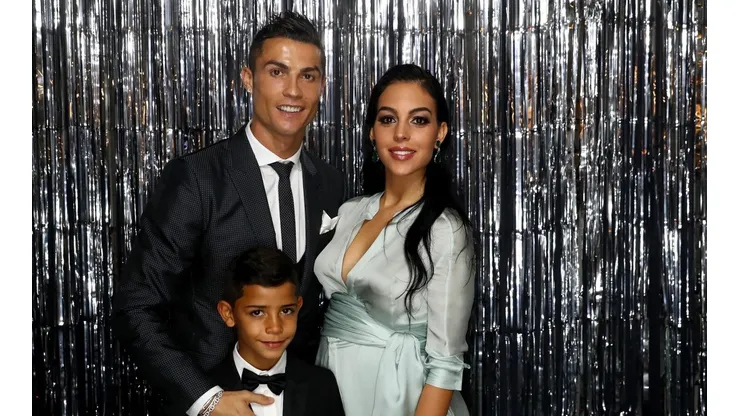 Cristiano Ronaldo junto a su hijo y Georgina Rodríguez.