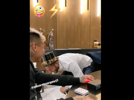 Eduardo Vargas electrocuta en pleno Año Nuevo a André-Pierre Gignac