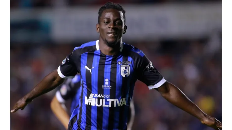 Aké Loba a pasos de Cruz Azul