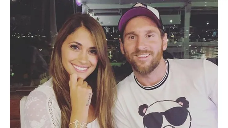 La foto de Anto Roccuzzo y Messi 'haciendo piquito' para recibir el 2020