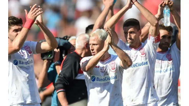 Un jugador de la Superliga rescindiría con su club para convertirse en DT