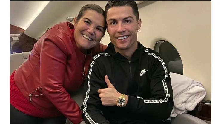 Cristiano subió una foto de fin de año con su madre y lució su nuevo look