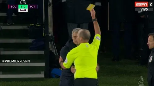 A Mourinho lo amonestaron por espiar al rival ¡en pleno partido!