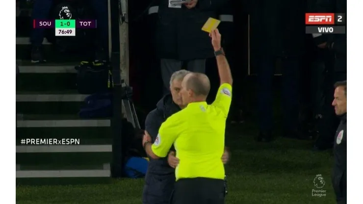 A Mourinho lo amonestaron por espiar al rival ¡en pleno partido!