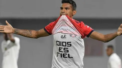 Un jugador del Wilstermann se fue en la mitad del partido para casarse