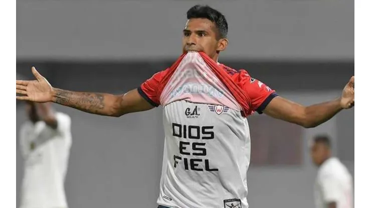 Un jugador del Wilstermann se fue en la mitad del partido para casarse