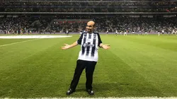 Señor Barriga en la cancha del Azteca