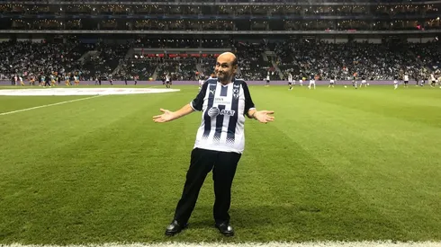 Señor Barriga en la cancha del Azteca