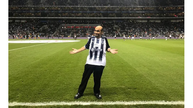 Señor Barriga en la cancha del Azteca