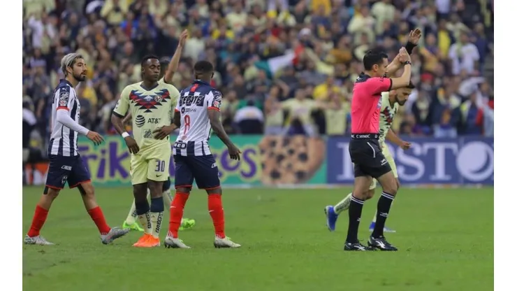 El VAR intervino y el árbitro anuló el segundo gol del América