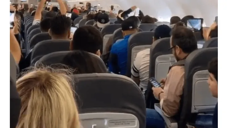 ¡Cantan hasta en el avión! Los aficionados de Rayados apoyan a su equipo