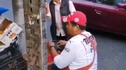 Un aficionado de Chivas entre fanáticos del América