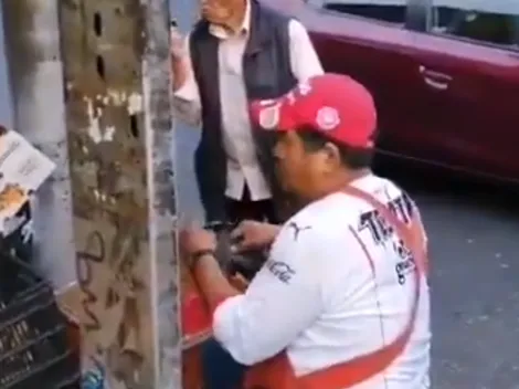 Un aficionado de Chivas entre fanáticos del América