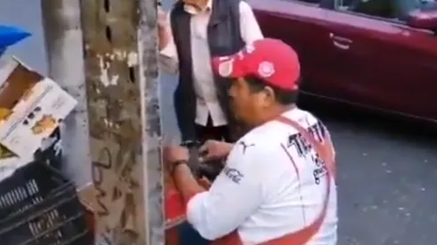 Un aficionado de Chivas entre fanáticos del América