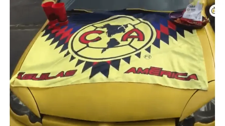 ¡Impactante auto! Un fanático de América llegó al Azteca en su "aguilamóvil"
