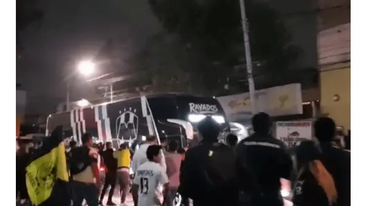 Clima caliente: la afición de América agredió al camión de Rayados