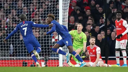 Arsenal ganaba el Derby pero Chelsea lo dio vuelta a cuatro del final