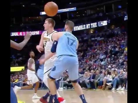 Nikola Jokic se viste de mago y da un pase sin ver por los Denver Nuggets