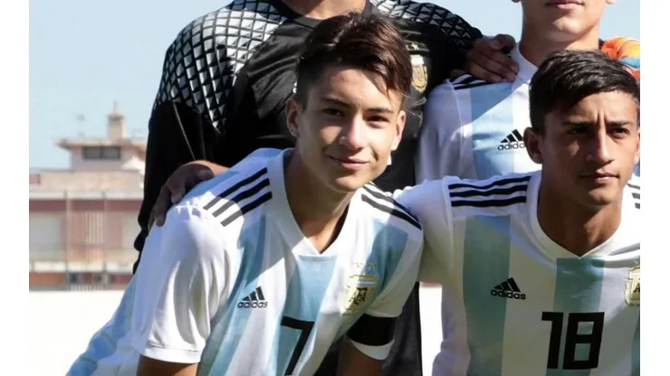Matías Soulé con la camiseta de la Selección Argentina.