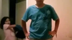 Video viral: su hermano se hizo el diabólico y ella lo puso en su lugar