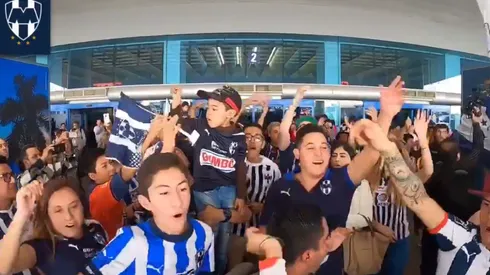 Locura total en la despedida a Rayados en el aeropuerto