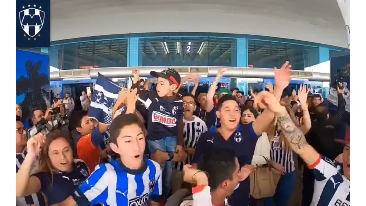 Locura total en la despedida a Rayados en el aeropuerto